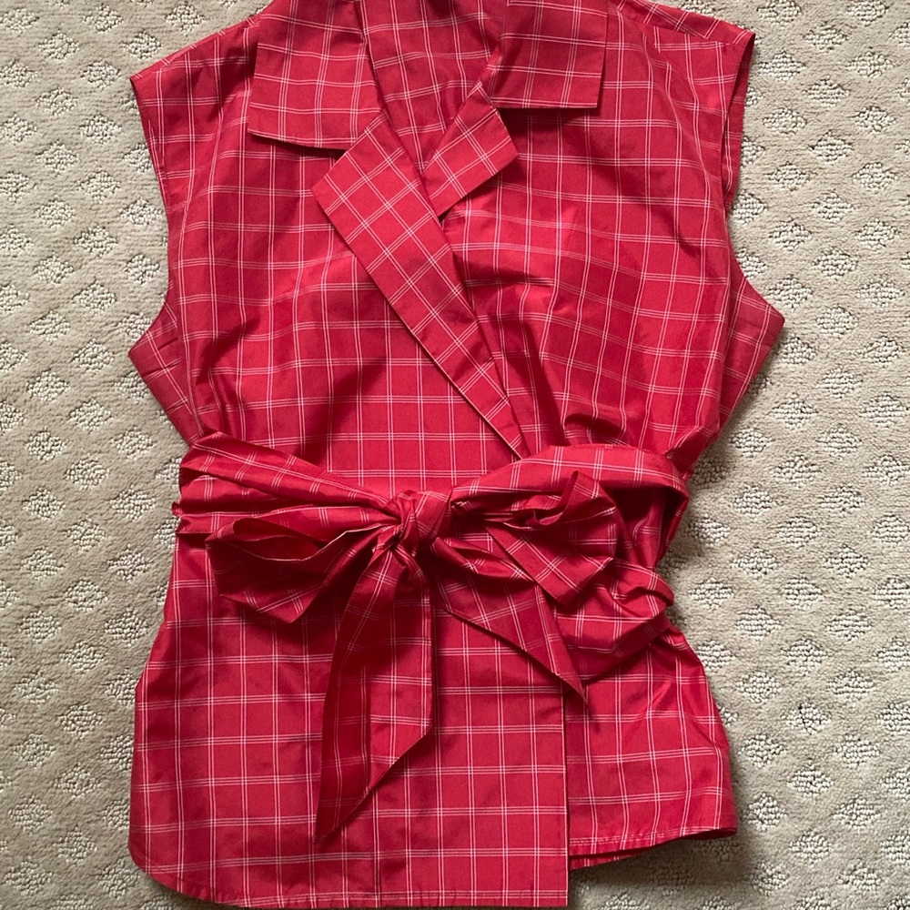 Ellen Tracy Linda Allard c.2000 red and white wrap sleeveless silk blouse